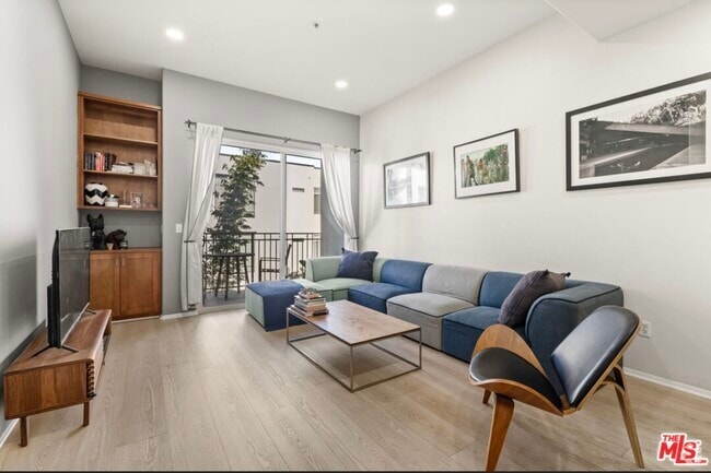 Building Photo - 4060 Glencoe Ave Unit 320 Rental