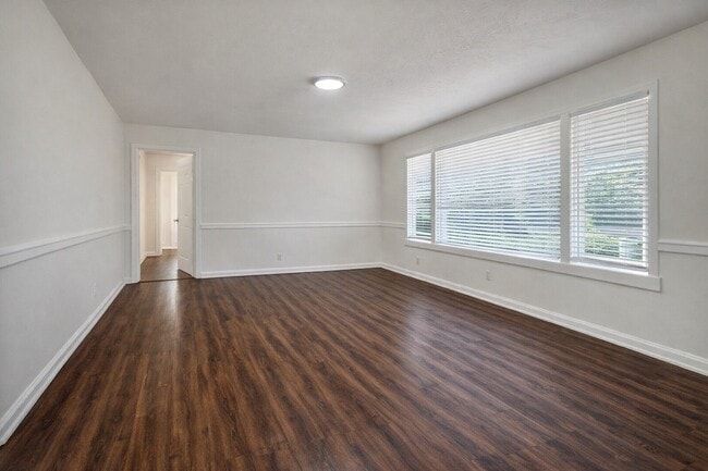 Photo - 209 W Alfred St