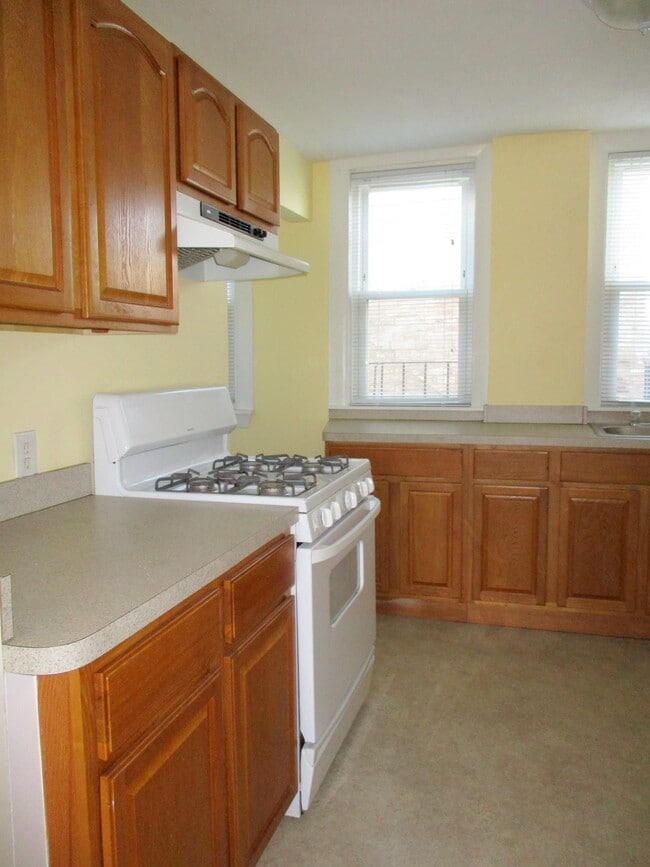 Building Photo - 2 Central St Unit #4