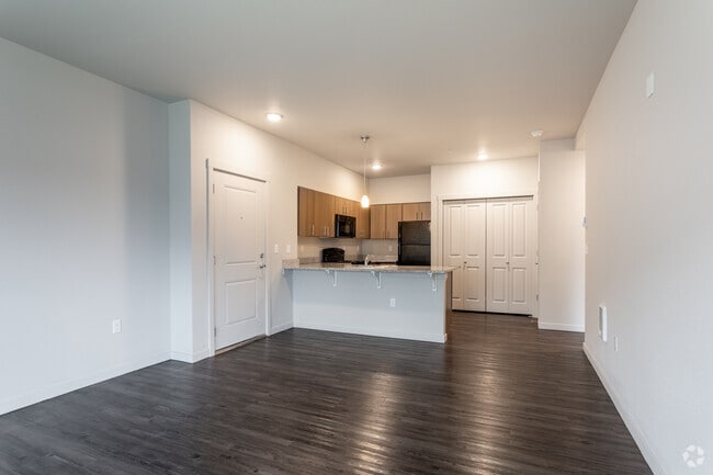 1BR, 1BA - 713 SF