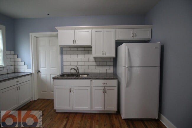 Photo - 116 Gold Ave SW