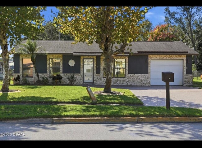 Building Photo - 3 Bedroom with Florida Room and Shed Available Now - Daytona Beach