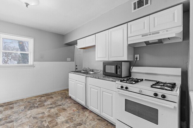 Photo - 8433 1st St