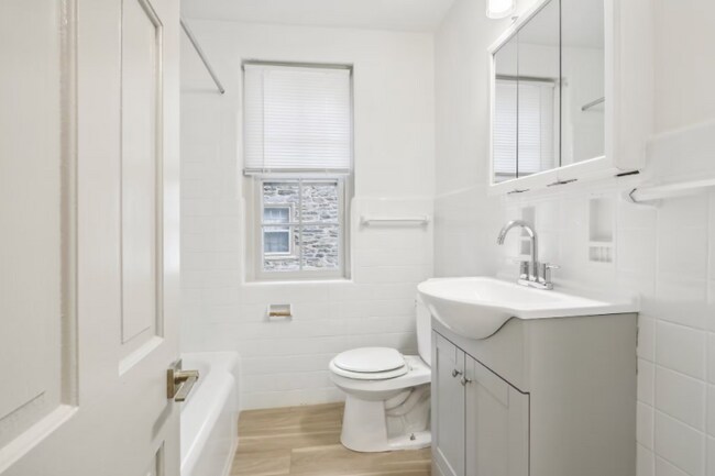 Photo - 2920 Midvale Ave Unidad 111