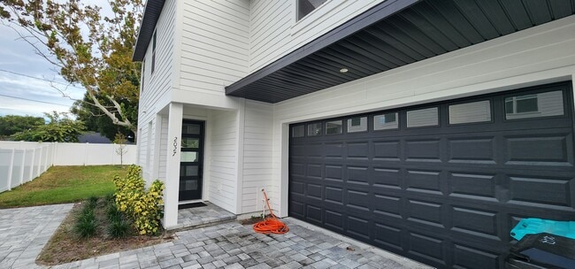 Photo - 2027 Peel Ave