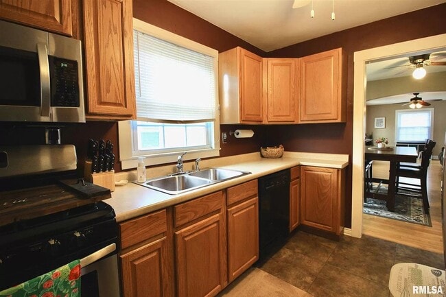 Photo - Beautiful 2 bed 1 bathroom home in Rock Island!