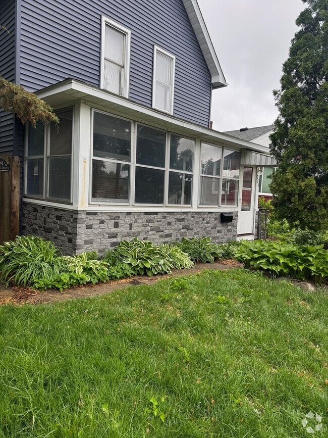 Building Photo - 3 Bedroom / 1 Bathroom 2 Story Home Availa...