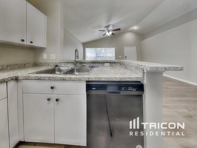 Photo - 828 Cape Cod Cir