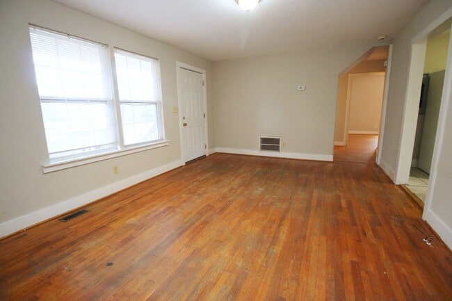 Photo - 2026/2027 PRE-LEASE! 5 Bedroom - Close to ...