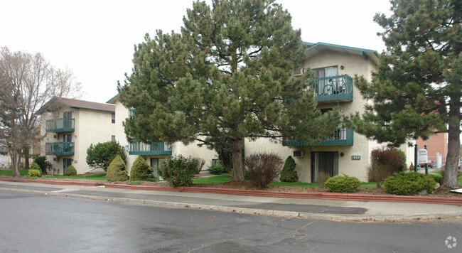 Building Photo - Welcome to Briarwood Apartments!