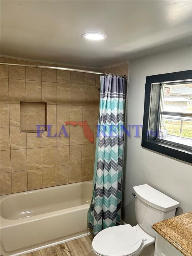 Photo - **3/2 lovely home with separate 1/1 In law suite**