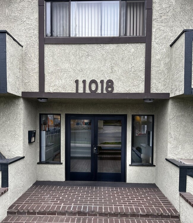 11018 Moorpark Apartments