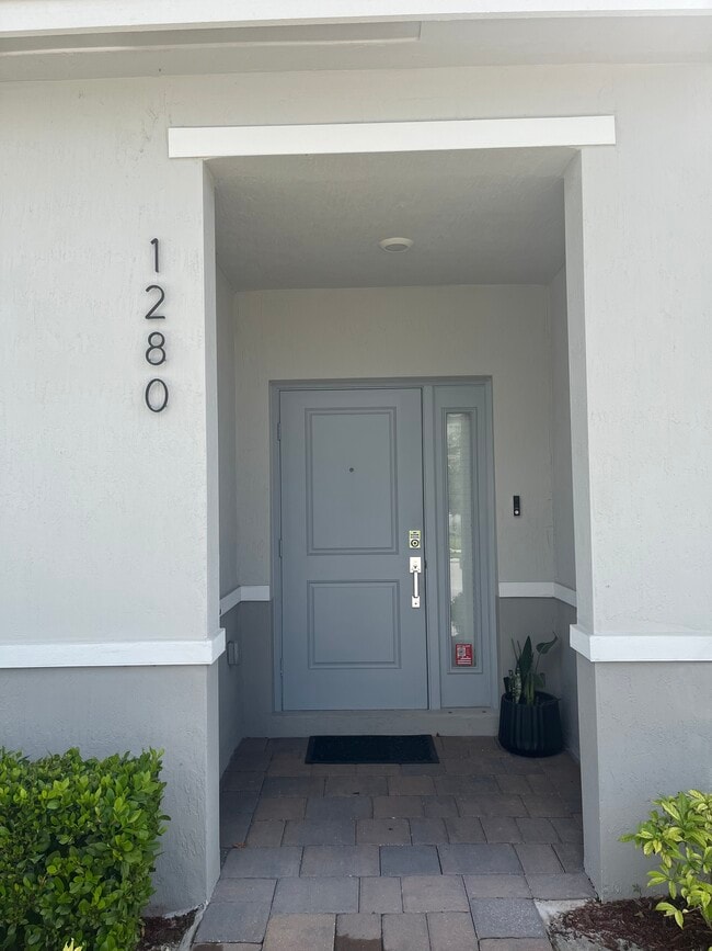Building Photo - 1280 NE 5th Ct