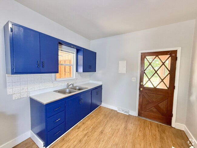 Building Photo - Charming 3-Bedroom Home with Spacious Back...