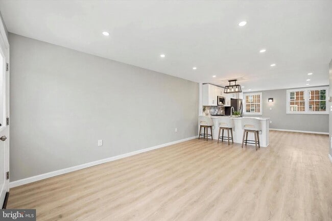 Photo - 925 Maple Ave