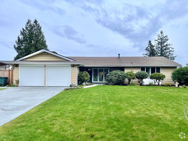 Building Photo - Stunning Remodeled Home in Lochmoor with L...