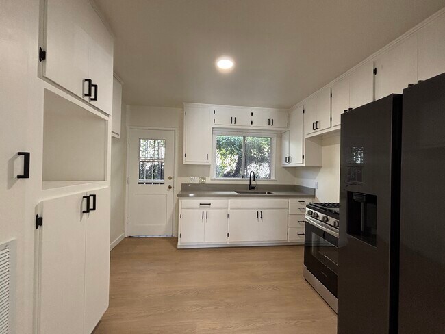 Photo - 6817-6819 N Figueroa St Apartamentos