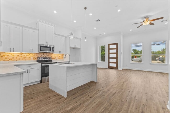 Photo - 7805 Farnsworth St