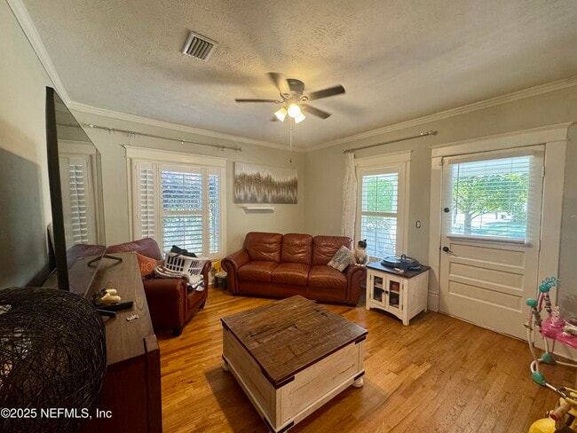 Photo - 3649 Walsh St