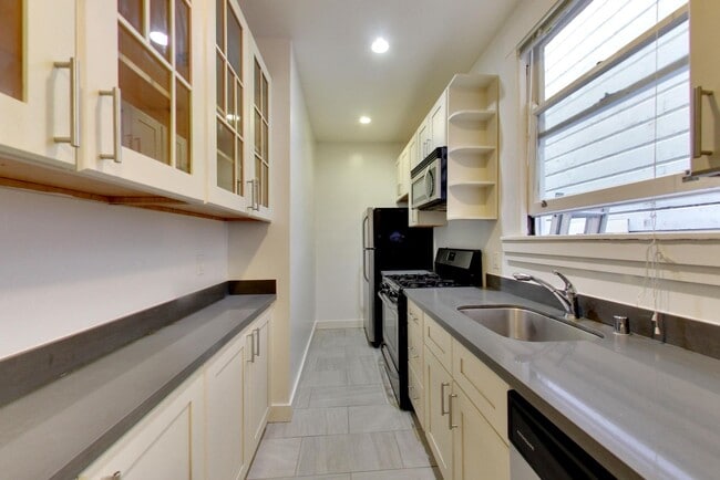 Building Photo - 2BR. Private Patio! Parking! DISHWASHER! On-Site LAUNDRY! HARDWOOD! Unit #1