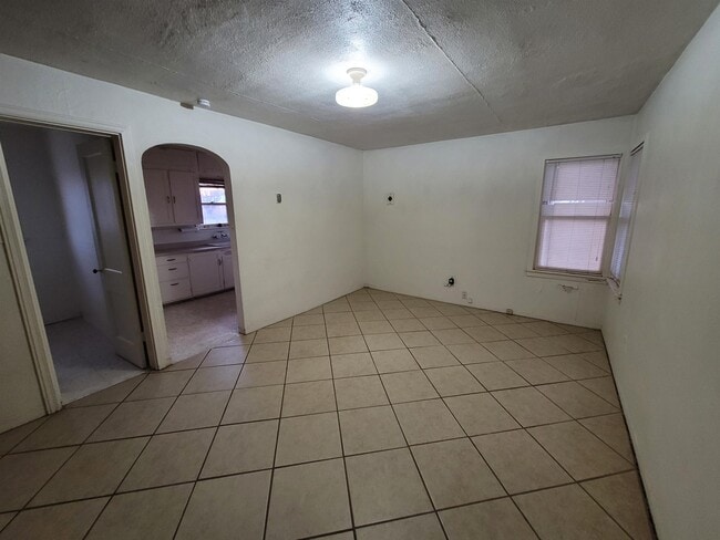 Photo - 1017 W 14th Ln