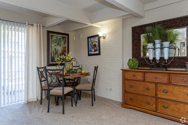 Casa adosada de 2HAB, 1.5BA - 1,125 ft²