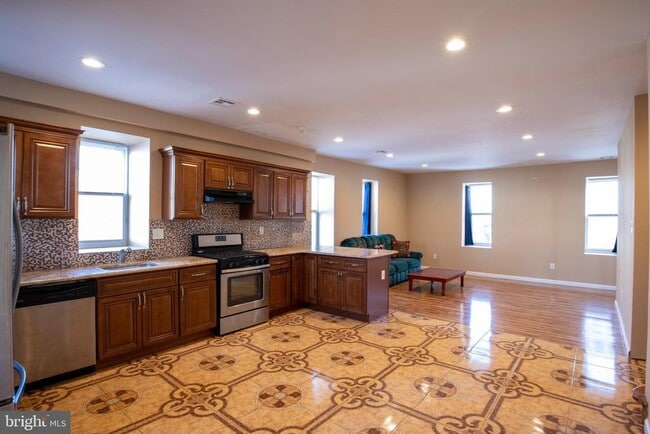 Photo - 3350 Conrad St