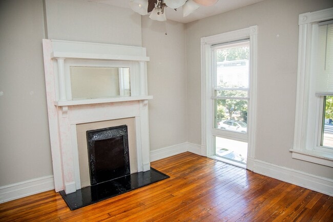 Building Photo - 2103 W Cary St Unit Apt #2nd Fl A