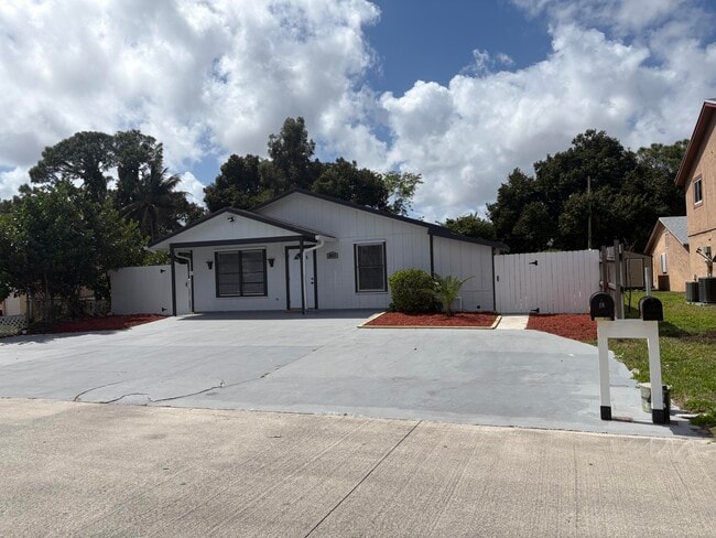 Building Photo - 3825 Patio Ct Unit A