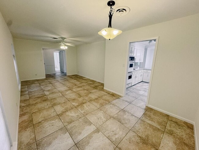 Photo - 504 Berkshire Ln