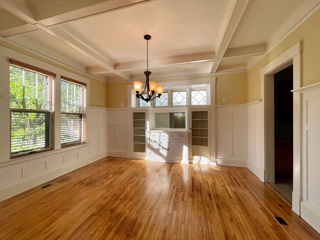 Building Photo - Beautiful 4 Bedroom 2 Bathroom Home in South Minneapolis!