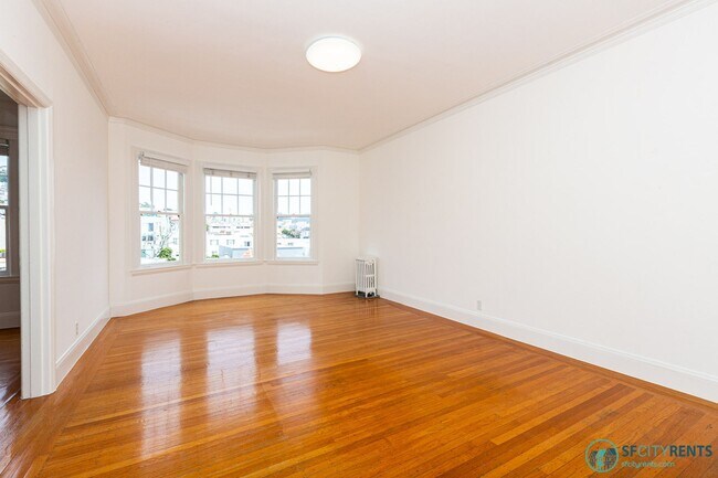 Photo - Sunset: Large Top Floor Studio Apartment with Views, Onsite Laundry & Optional Parking Unidad 2275 19th Avenue #17
