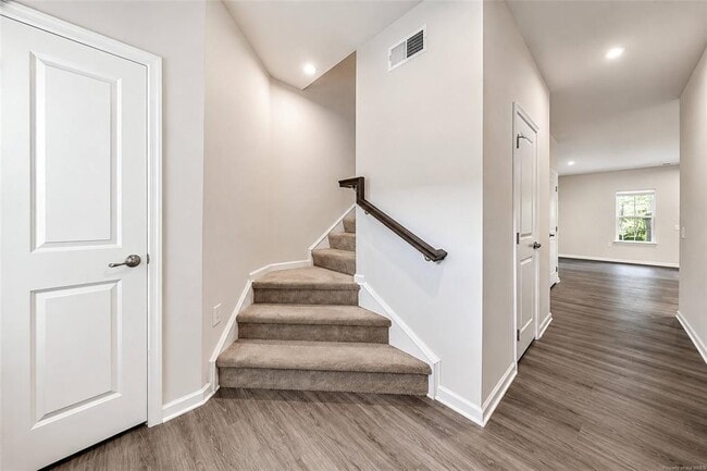 Photo - 137 Capeside Ct