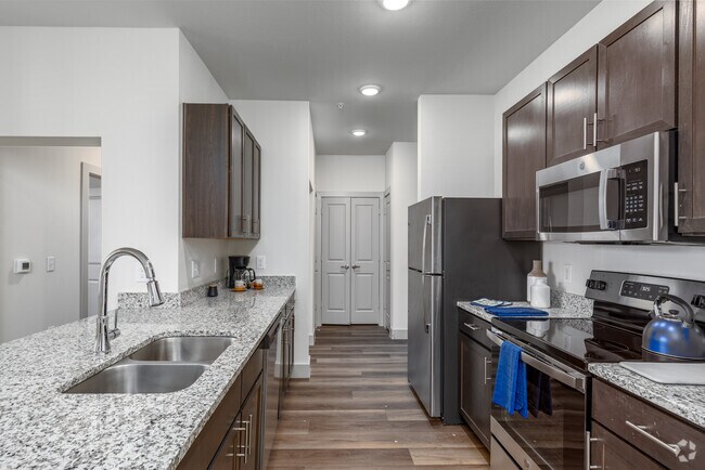 2BR, 2BA - 908SF - Kitchen