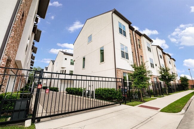 Photo - 710 Clark St