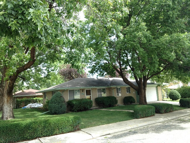 Building Photo - 800 N 10th St