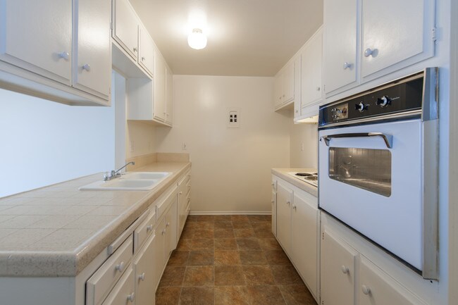 Kitchen - Mauna Loa Evergreen Apartments L.L.C
