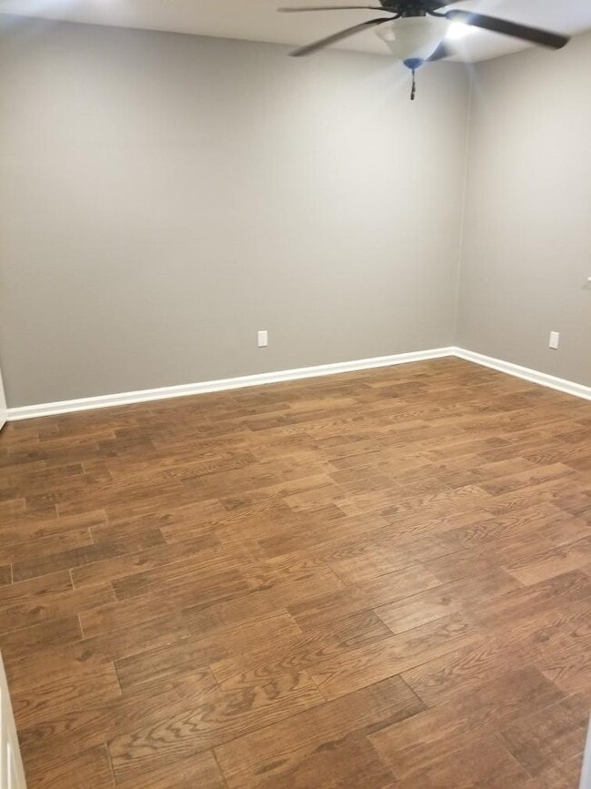 1817 Troy Cir