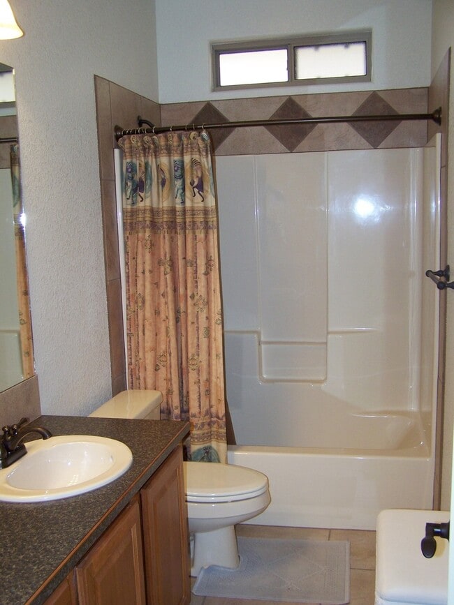 Photo - Close to Holloman & Restaurants