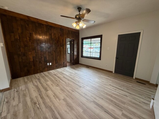 Photo - **Move in Ready** 3 bedroom close to downtown!