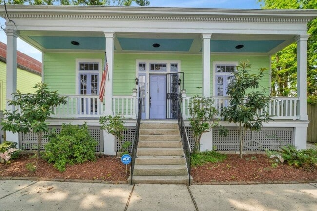 Building Photo - Gorgeous 3BD/2BA Home w/ Off Street Parking, Laundry Room, and Only 1 Block Off St Charles Ave. Unit 3314 Carondelet  A
