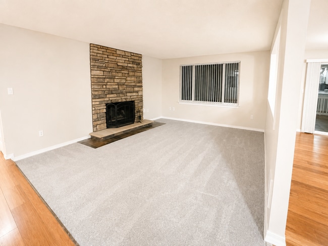 Beautiful 2 Bedroom 1 3/4 Bath Duplex in Gig Harbor!