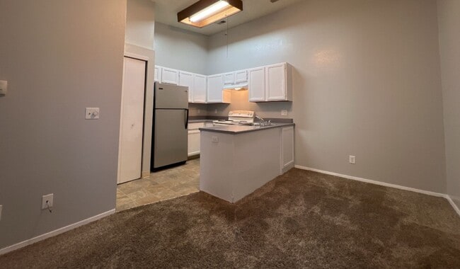 Building Photo - Studio Apartment in the Sable Cove Condominiums Community! Unit 18