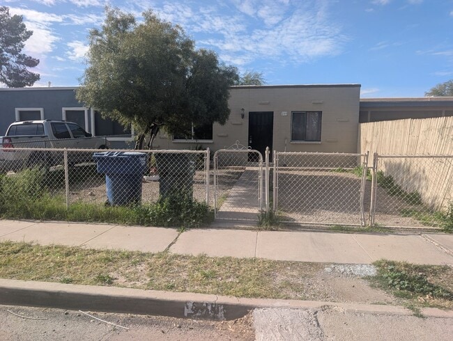Building Photo - South Side Townhome