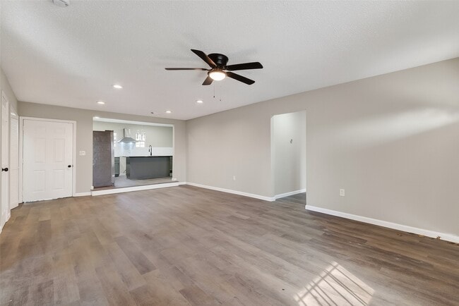 Photo - 7437 Bywood St