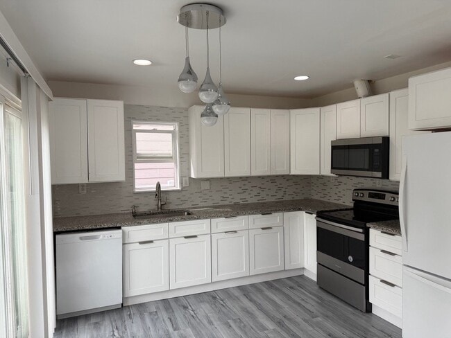 Building Photo - 1822 E Pacific Ave