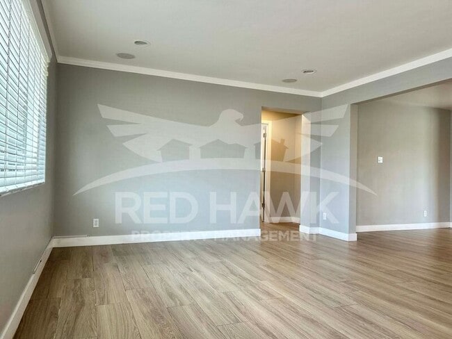 Photo - 909 W 17th Pl