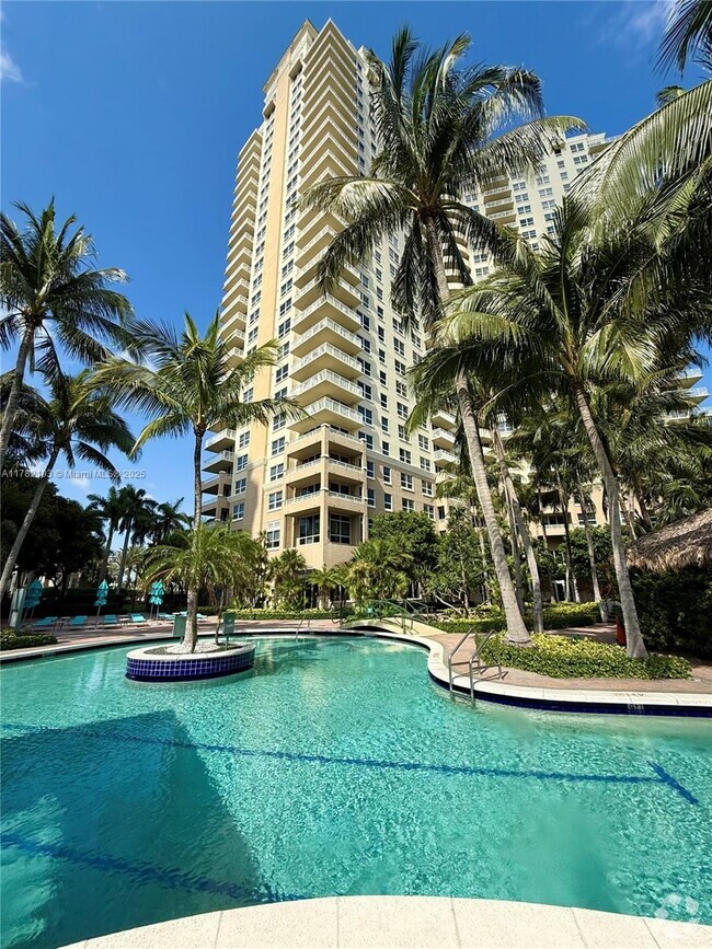 Building Photo - 19501 W Country Club Dr Unit 2014 Rental