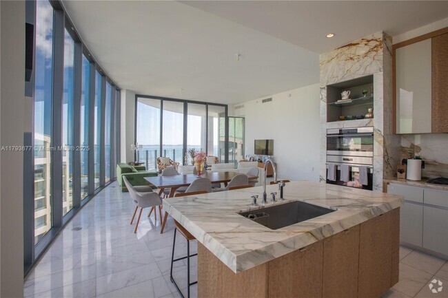 Building Photo - 2821 S Bayshore Dr Unit 20D Rental