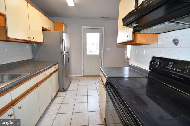 8 W Monmouth St